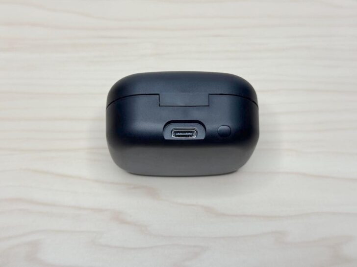 後ろにあるUSB-Cポートから充電