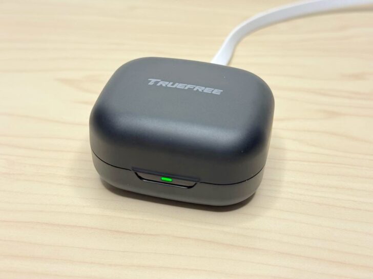 充電中は緑のランプが光ってお知らせ