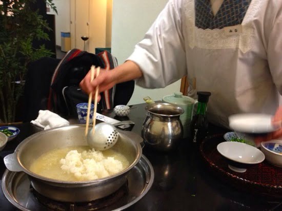 割烹着を着た昭和の空気を感じさせる仲居さんが、手際よく水炊きを作ってくれる