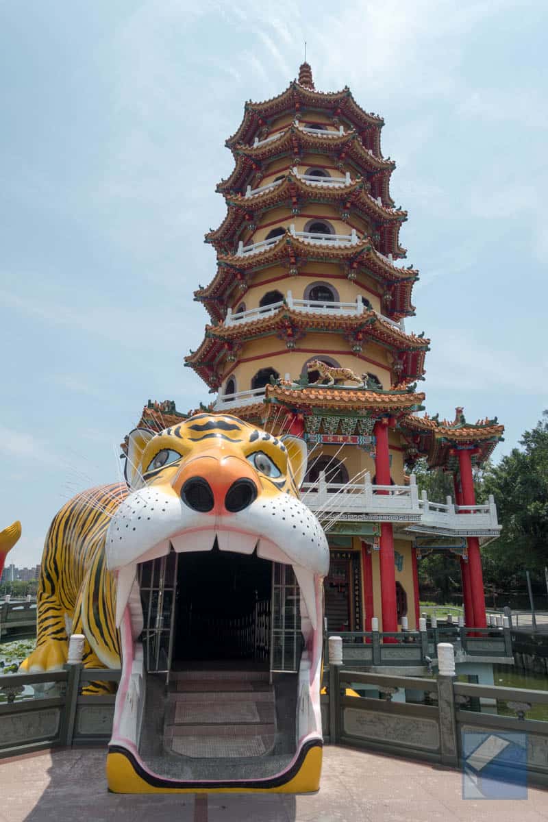 Lotus lake dragon and tiger pagodas 31