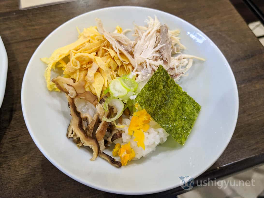 奄美大島名物・鶏飯の元祖「みなとや」鶏の旨味が溶け込んだスープが絶品! | ushigyunet