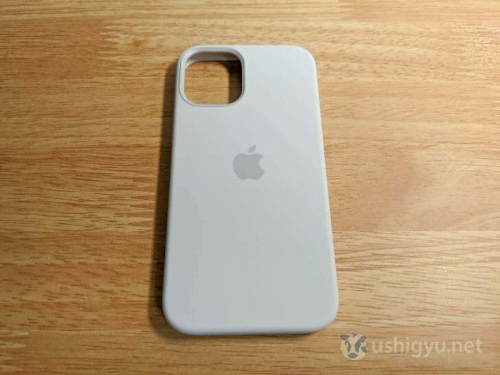 背面に淡いグレーのリンゴマークが入ったiPhone 12 miniシリコンケース（ホワイト）