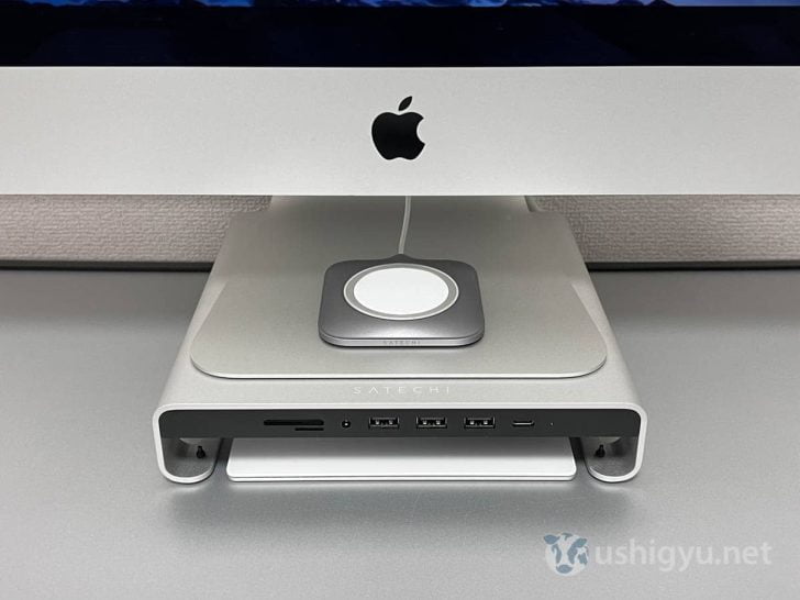 iMac、スタンド、MagSafe充電ドックのデザインがマッチしていていい感じ