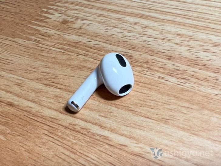 AirPods 第3世代を取り出したところ