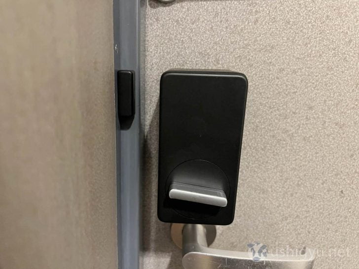 ドアの枠に磁石をしっかりと貼り付けたら、次へ