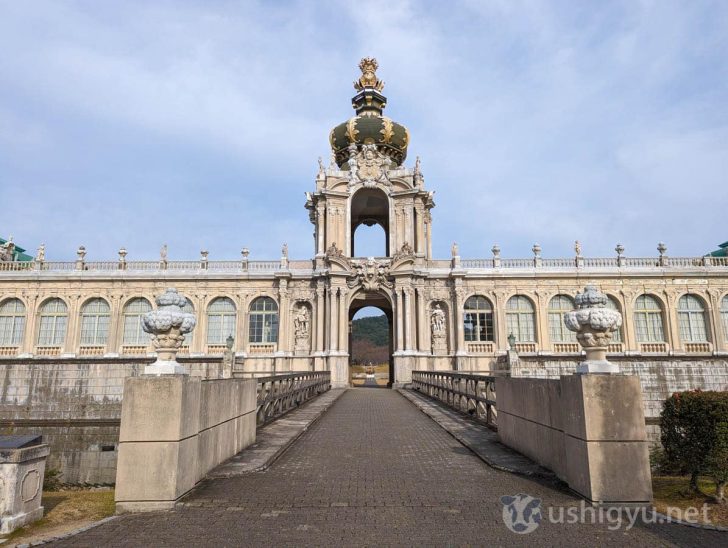 ドイツのツヴィンガー宮殿を模した建物