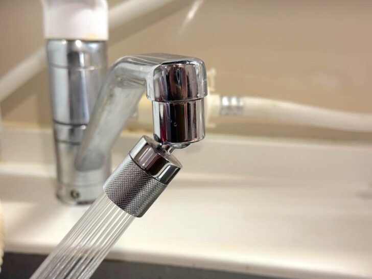 45°の首振り機能もあるので、シンクの隅にもしっかり水が届く