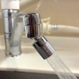 キッチンの蛇口に首振り角度つきシャワーをつけたら超便利。シンクが洗えるし節水にもなる