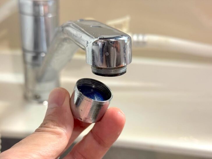 蛇口の泡沫器を取り外す