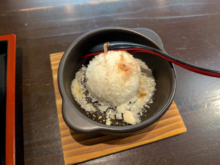 アツアツの鍋で提供される締めの「追い焚きリゾット」