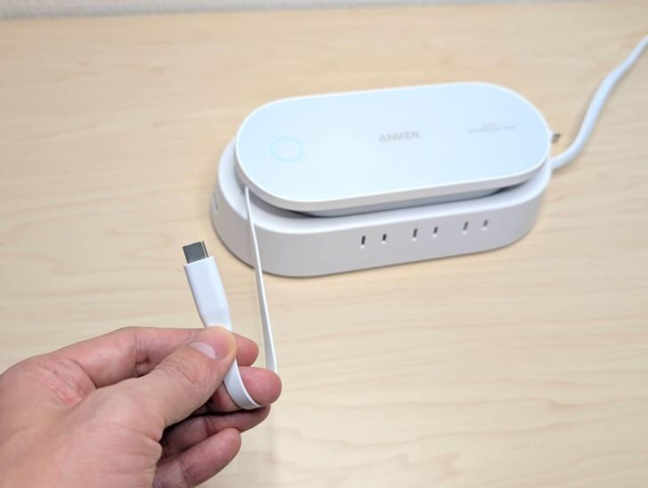 USB-Cケーブルは1.0mまで伸びる巻き取り式
