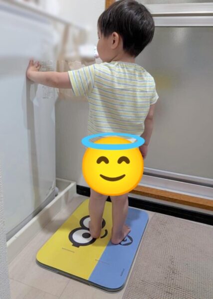 スマートバスマットに乗りたがる我が子
