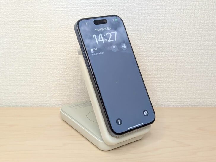 RORRY M3にiPhoneを近づけてみると、強い磁力でピタッとくっついて充電がはじまる