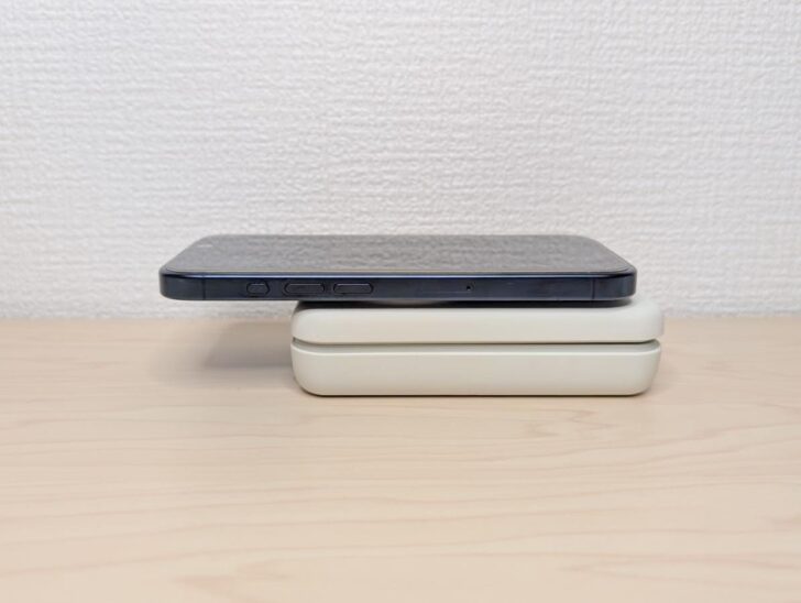 上からのぞきこむとき、コンパクトに使いたいときは寝かせた状態で