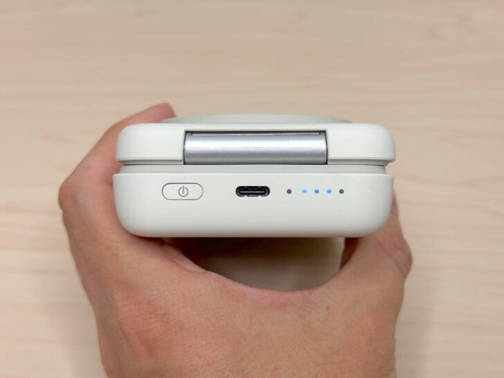 側面にバッテリー残量を確認するボタン、入出力が可能なUSB-Cポート、バッテリー残量表示ランプ