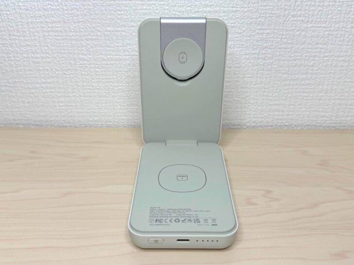 パカッと開くと、少なくともただのモバイルバッテリーじゃないのがわかる