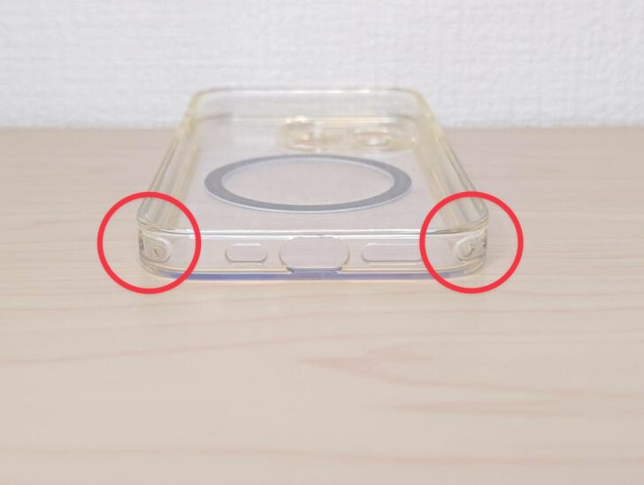 クイックショットストラップが取り付け可能なホールつきケース
