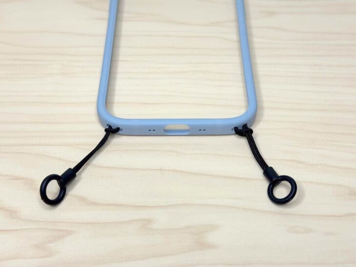 クイックショットストラップに付属のリング付きストラップ2つを、iPhone Airバンパーに取り付け