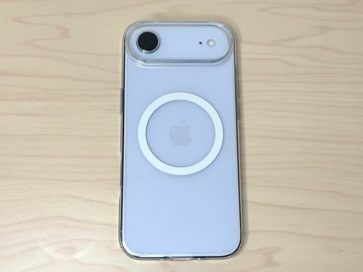 背面。iPhone Airのデザインやカラーがそのまま透けて見える