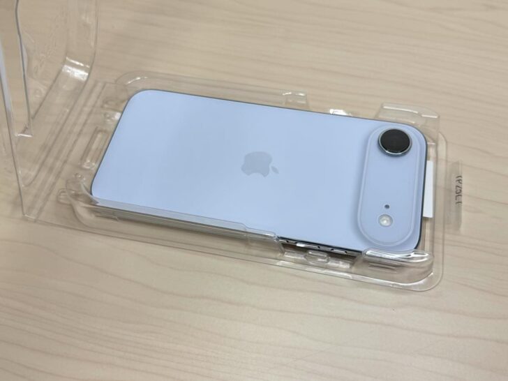 iPhone Airをトレーにぴったりはめ込む