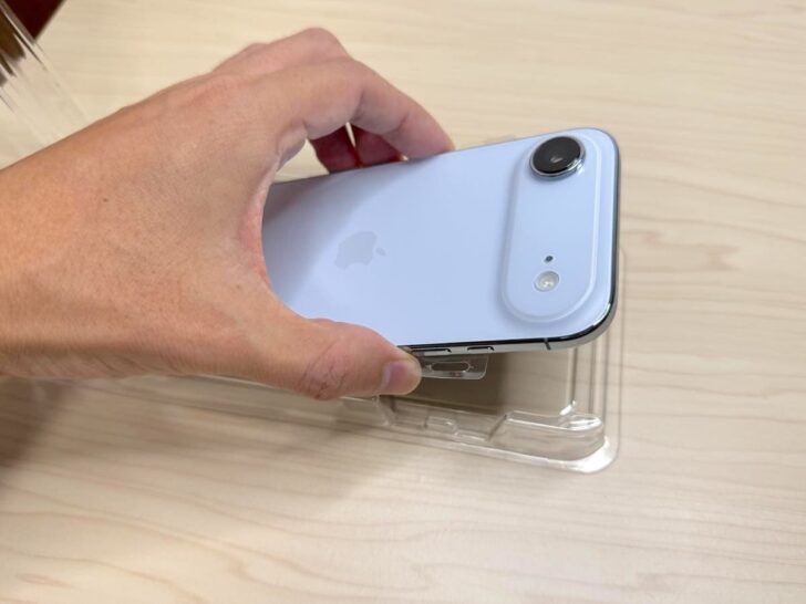 トレーの上フタを開け、iPhone Airを取り出す
