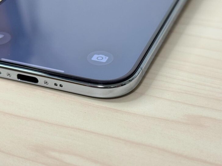 iPhone Airの縁ギリギリまでカバーしているのがわかる