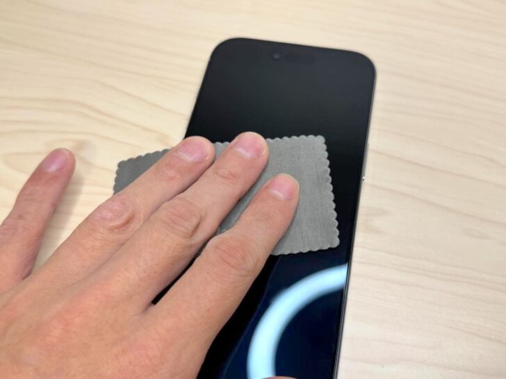 付属のマイクロファイバークロスでiPhoneのディスプレイについた指紋や汚れなどを拭き取る