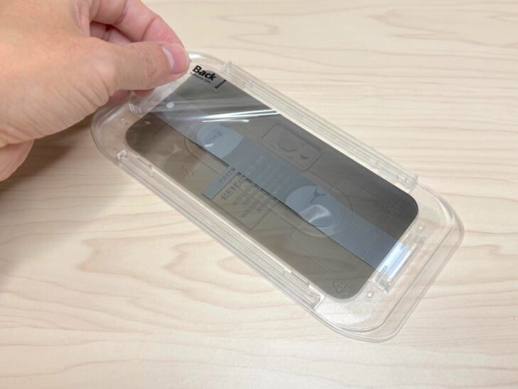 ガラスフィルム入りケース裏側のバックフィルムをはがす