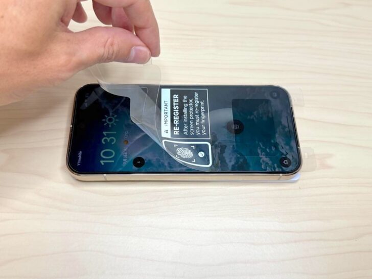 最後に残った保護フィルムをはがす