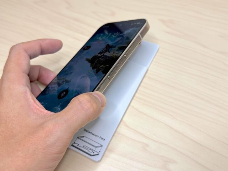 スポンジ状のパッドにPixel 10 Proを乗せる
