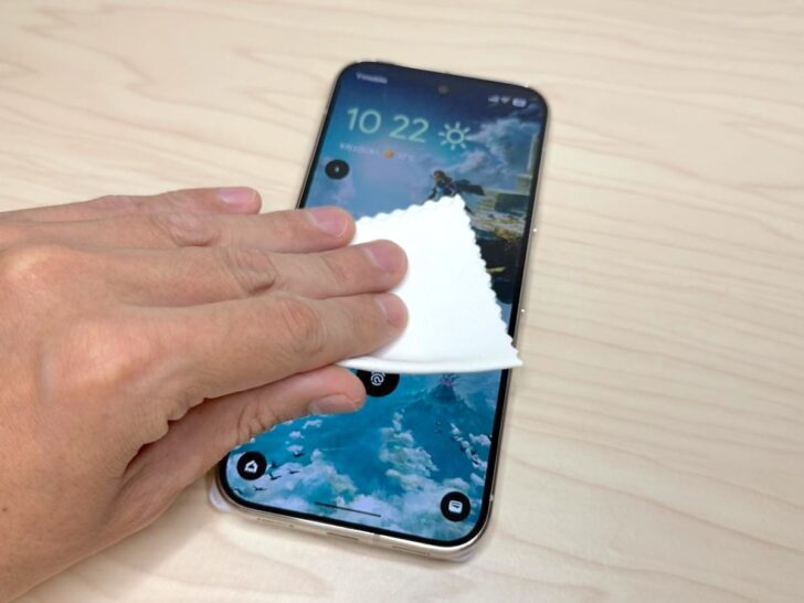 ファイバークロスで指紋などの汚れを拭く