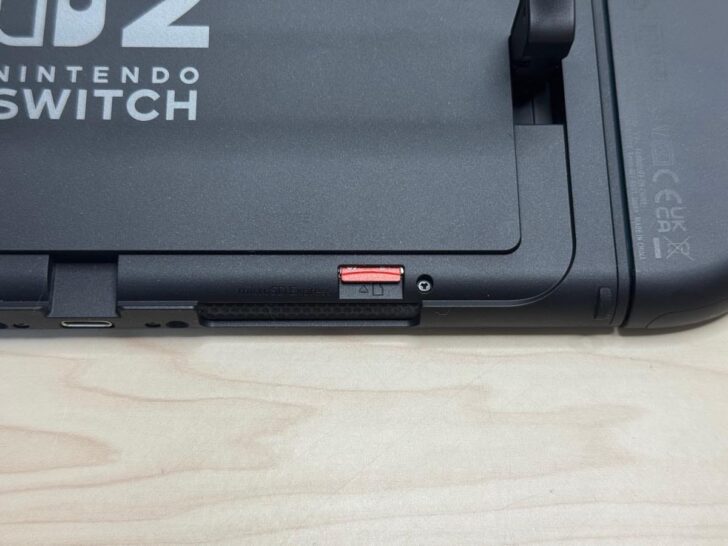 Switch 2本体スタンドの内側にmicroSDカードスロットがある