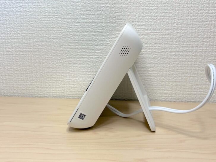 スタンドがついており、テーブル等に置いて使う