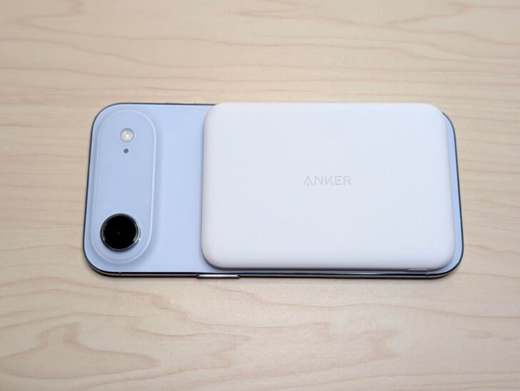 iPhone AirにAnker Nano Power Bank (5000mAh, MagGo, Slim)をくっつけて充電