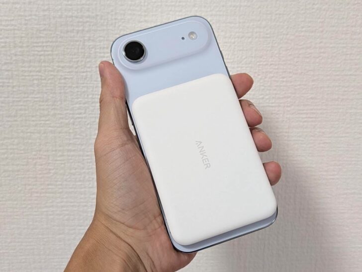 iPhone AirにAnker Nano Power Bank (5000mAh, MagGo, Slim)をくっつけて手に持つ