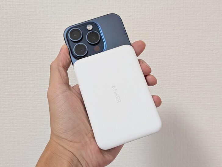 iPhone 15 ProとAnker Nano Power Bankを手に持っているところ