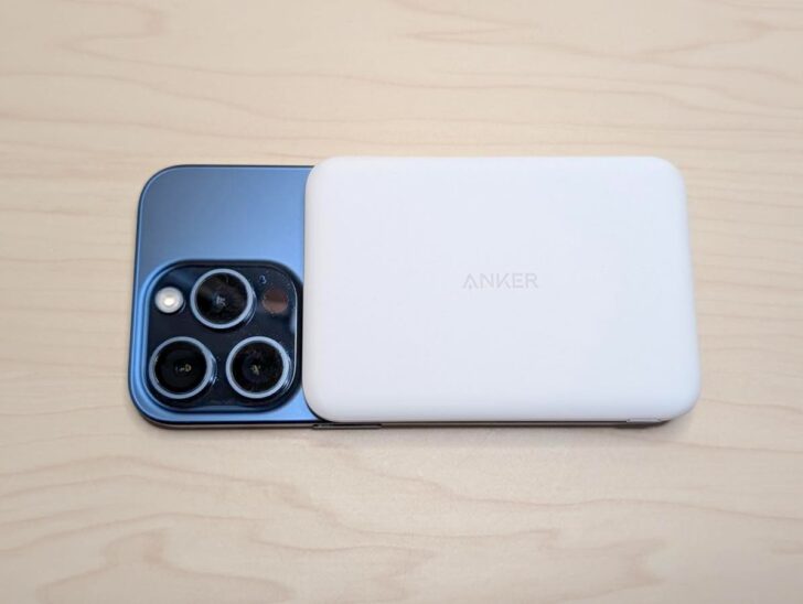 iPhone 15 ProとAnker Nano Power Bankをテーブルに置いたところ