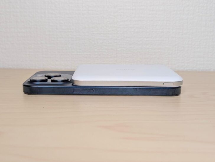 iPhone 15 ProとAnker Nano Power Bankを横から見る