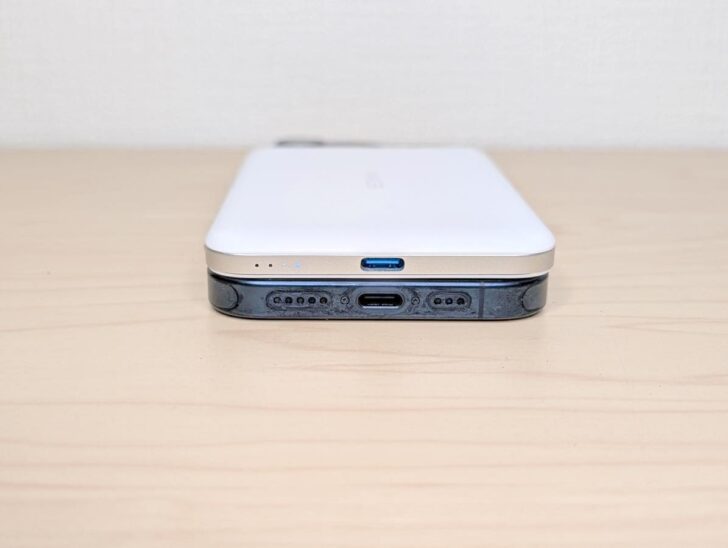 iPhone 15 ProとAnker Nano Power Bankを下から見る