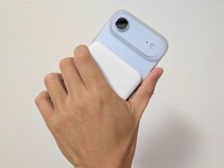 充電中のiPhone Airを握っているところ