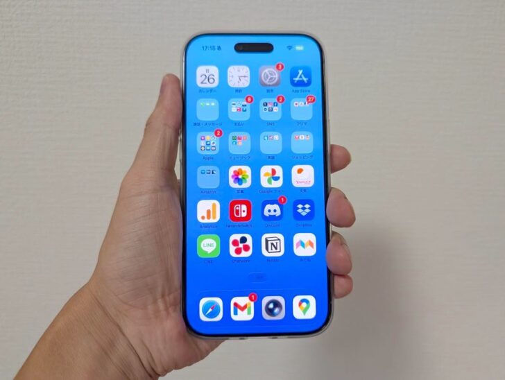 Ankerバッテリーで充電中のiPhoneを操作