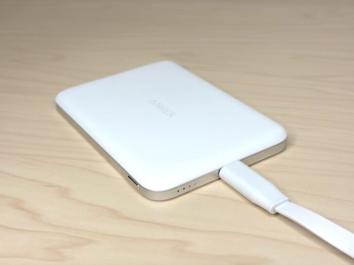 USB-Cポートから充電している様子