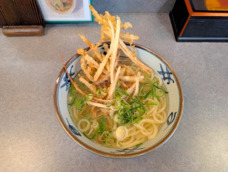 大助うどんの「ごぼう天うどん」