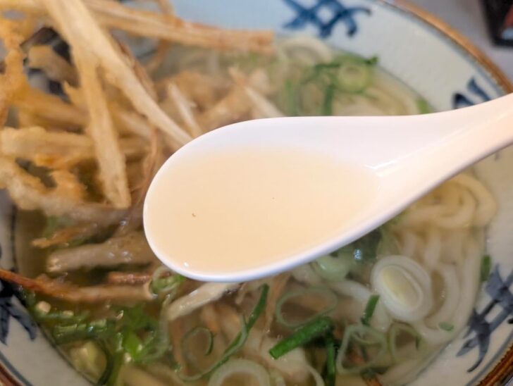 ダシは色が薄めであっさりしてそうに見えますが、口に入れてみると唸るほどのおいしさ