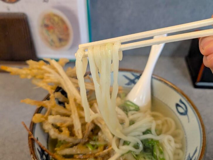 麺はやや細めでエッジが立っているのが特徴的