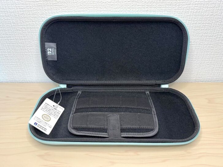 内側は黒の不織布で覆われている