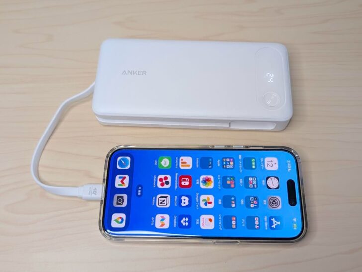 USB-Cケーブルを伸ばして充電したいデバイスに差し込むだけで充電できる