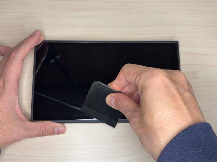 気泡が残っている場合は、付属のスクレイパーで画面の外側に押し出す