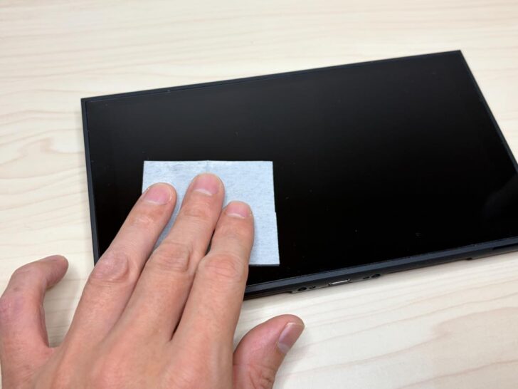 「拭き上げシート（アルコールティッシュ）」で汚れを取り除く