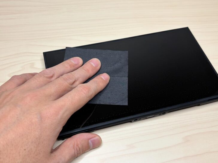 拭き上げクロスで残ったアルコールや指紋などの汚れを拭き取る